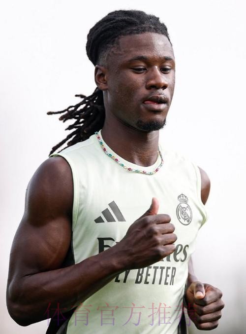 记者:卡马文加训练中相撞 走路姿态看起来很正常